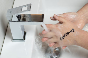 Droge handen door het regelmatig handen wassen omtrent corona?